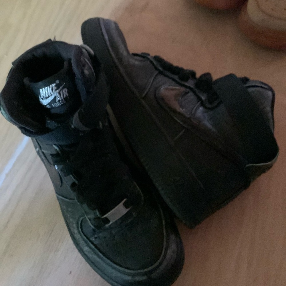 EUC Nike Air Force Size youth 5.5